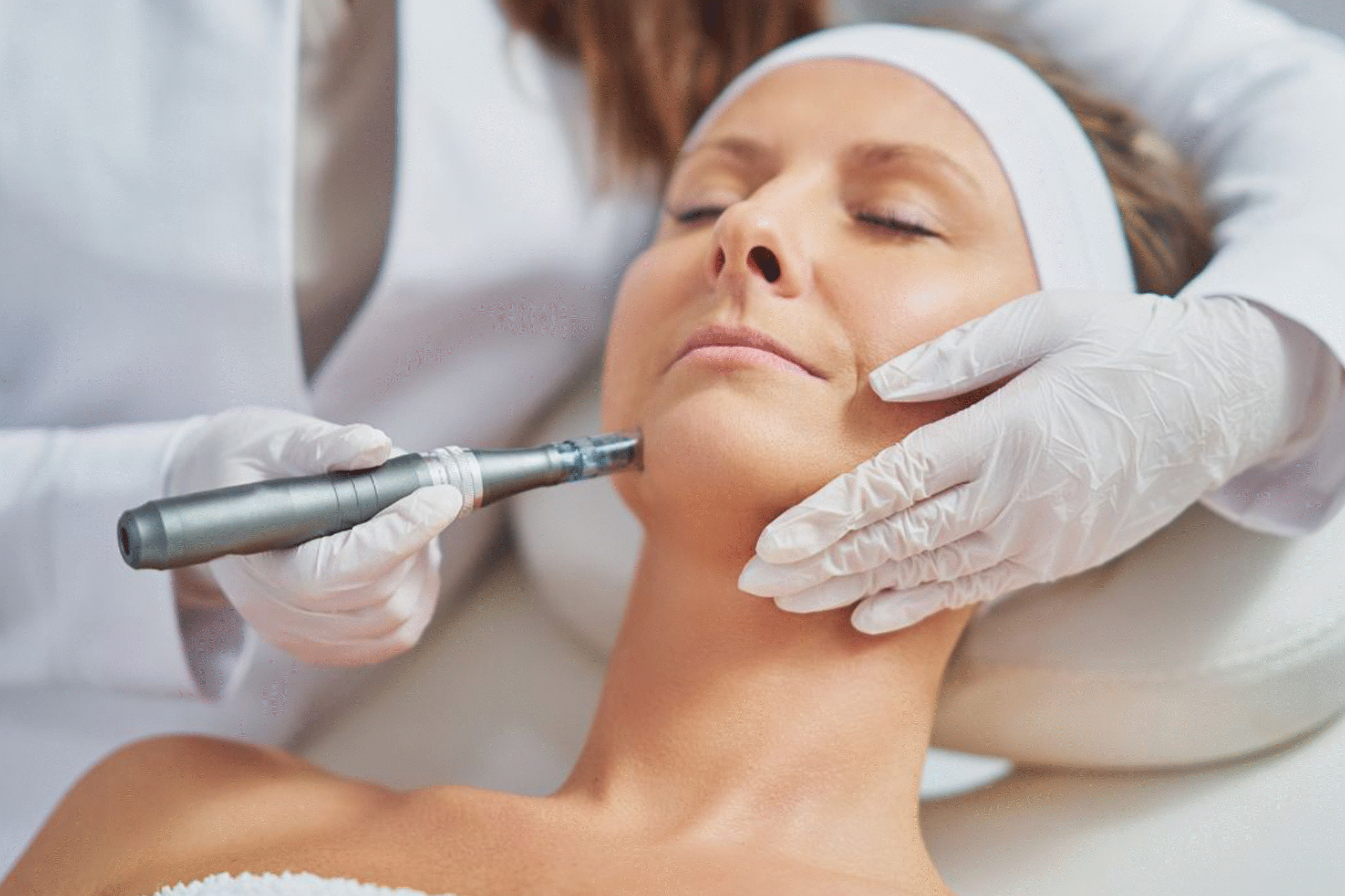 woman-visiting-cosmetologist-making-rejuvenation-procedures